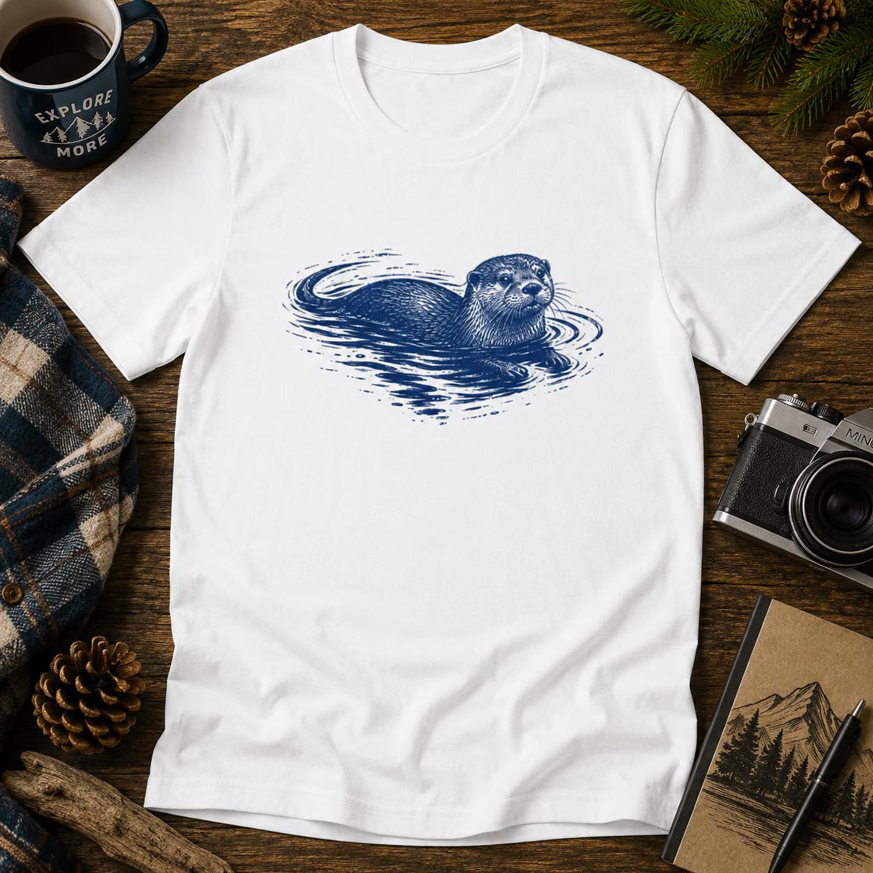 Simmande Utter T-Shirt – Skandinavisk Djurillustration, Nordisk Natur Tee, Skogskonst, Unisex Present