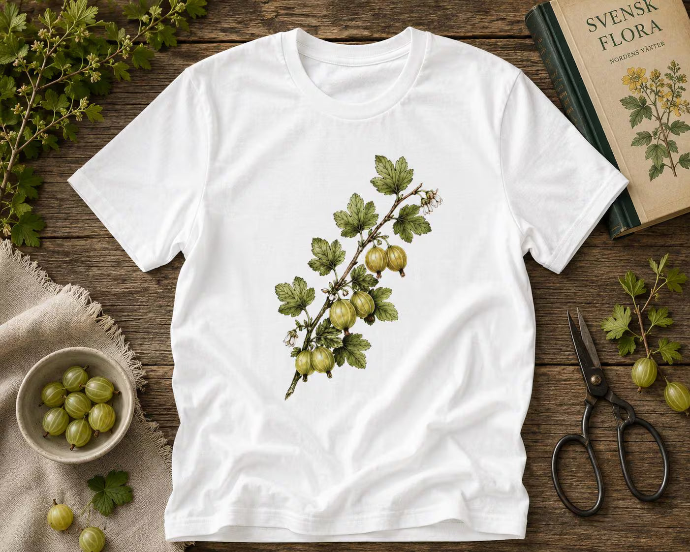 Krusbär T-shirt | Skandinavisk Natur| Botanisk Present