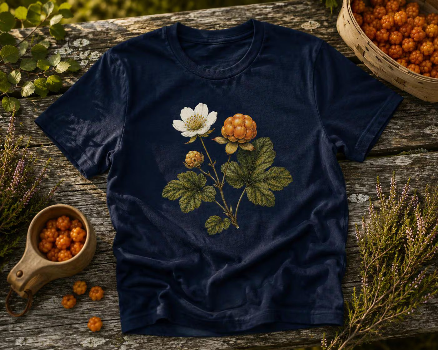 Nordisk hjortron – Botanisk t-shirt, naturinspirerad present, skandinavisk skogsmode