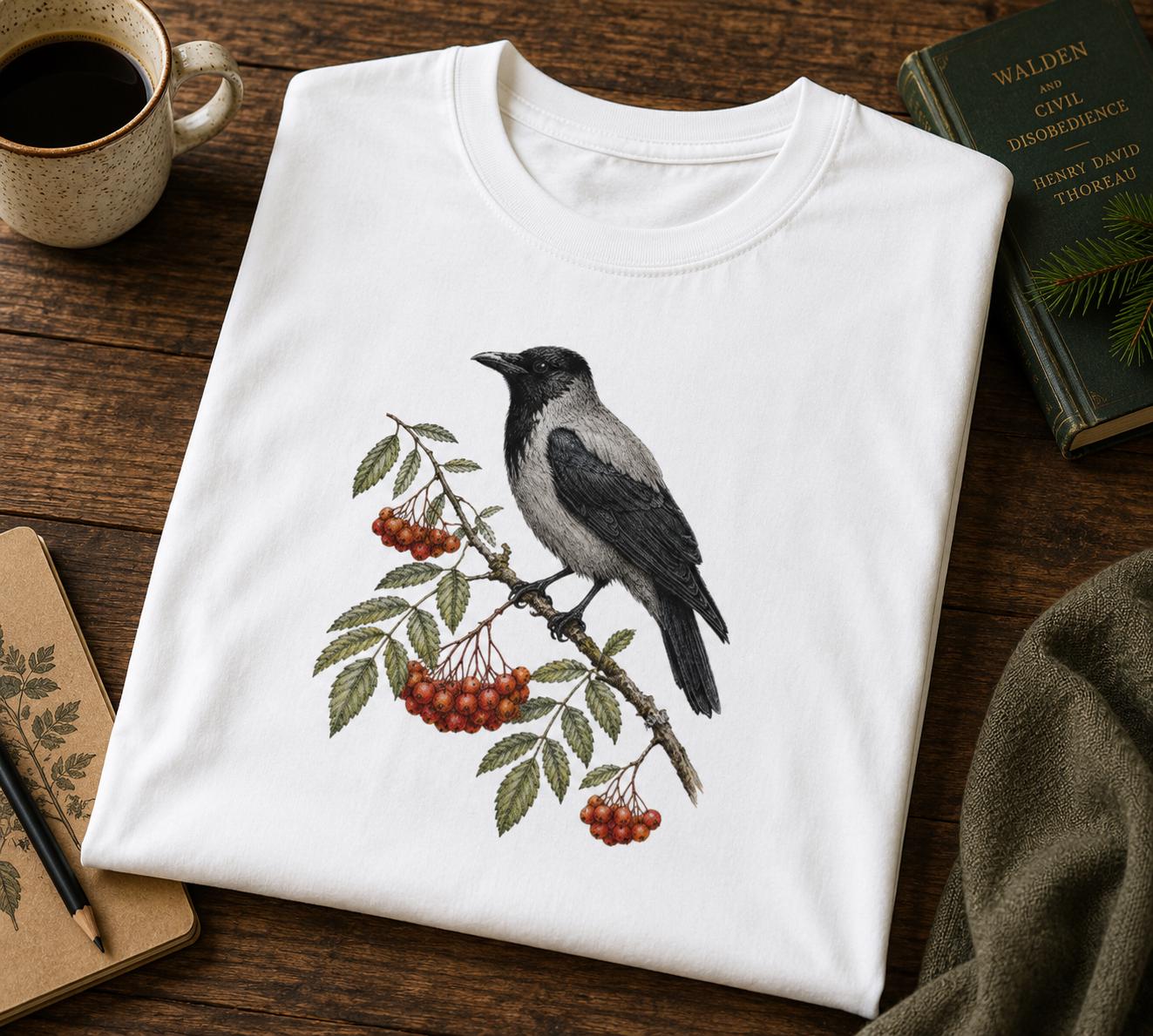 Gråkråka & Rönnbär T-shirt – Vintage Nordisk Fågelillustration | Handritad Kråkkonst