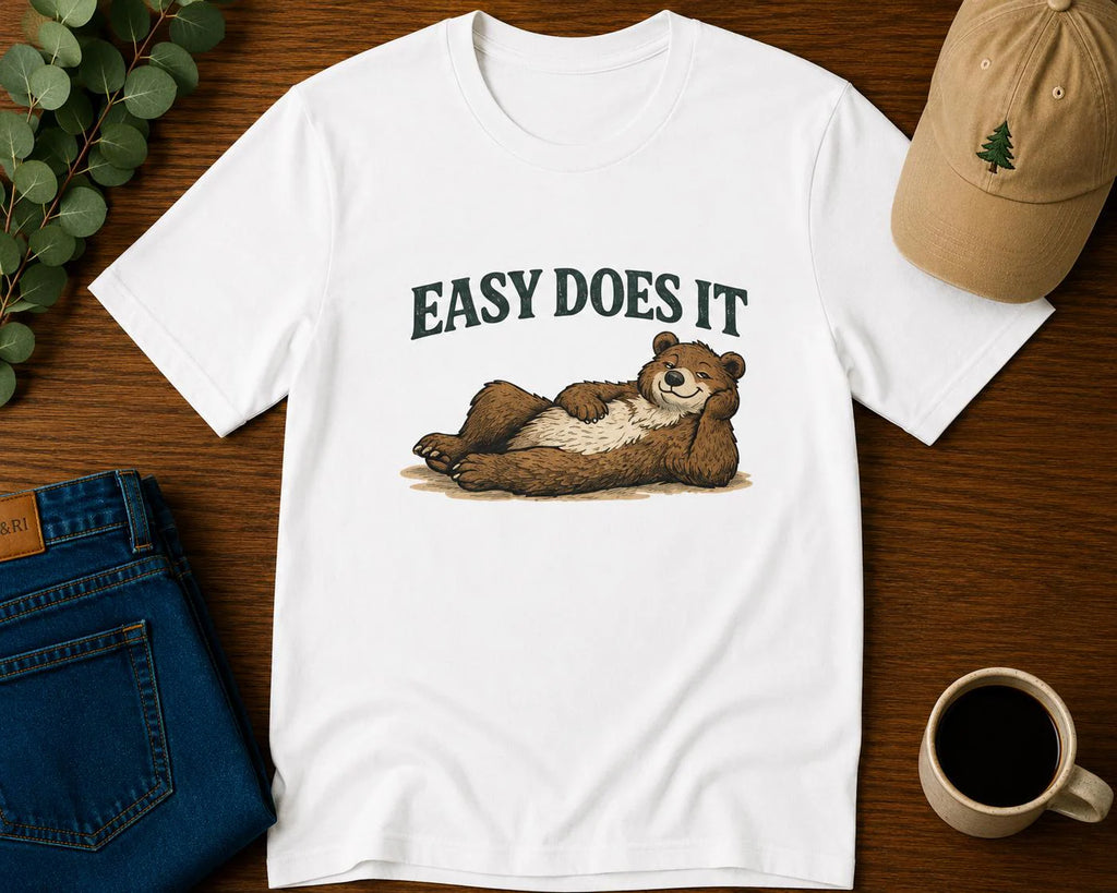 EASY DOES IT | Skandinavisk Djurillustration T-shirt | Nordisk Natur Tee | Minimalistisk Skogskonst
